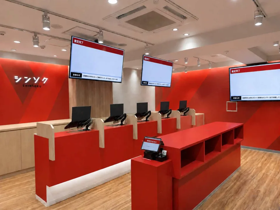 シンソク店内の査定カウンターとモニター