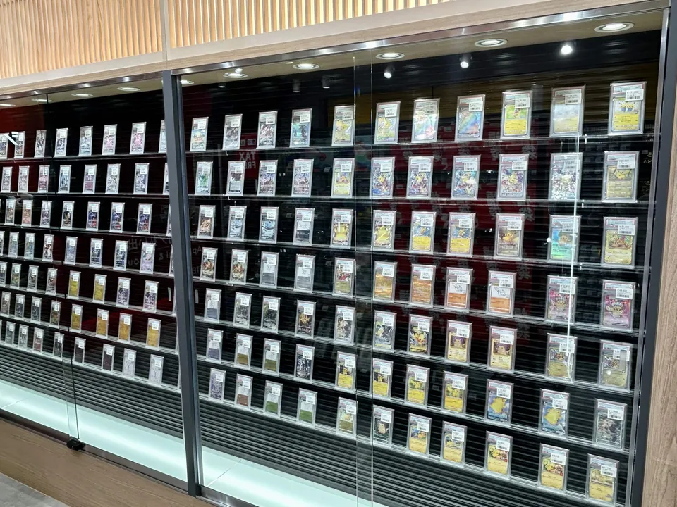 シンソク渋谷店の壁一面に並ぶトレーディングカード