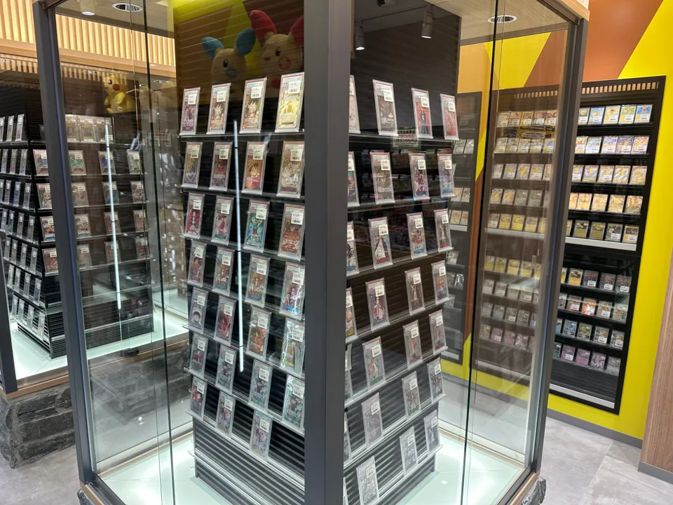 シンソク秋葉原7号店のガラスのショーケース