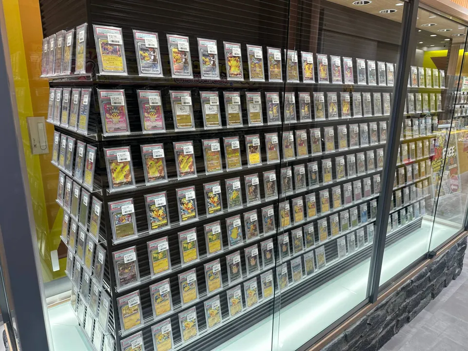 シンソク秋葉原7号店に並ぶ鑑定済みカード
