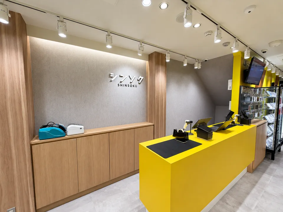 シンソク秋葉原5号店の黄色い受付カウンター